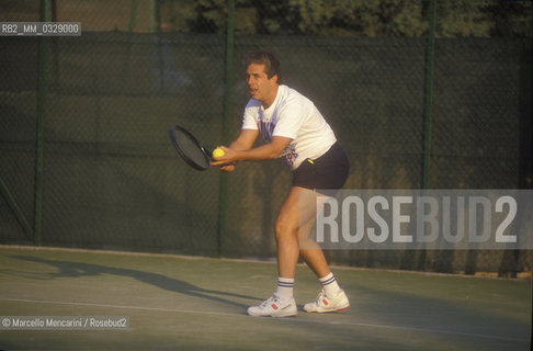 Venice Lido, Venice Film Festival 1990. American actor Michael Solomon playing tennis / Lido di venezia, Mostra del Cinema di Venezia 1990. Lattore americano Michael Solomon mentre gioca a tennis - ©Marcello Mencarini/Rosebud2