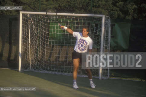 Venice Lido, Venice Film Festival 1990. American actor Michael Solomon playing tennis / Lido di venezia, Mostra del Cinema di Venezia 1990. Lattore americano Michael Solomon mentre gioca a tennis - ©Marcello Mencarini/Rosebud2