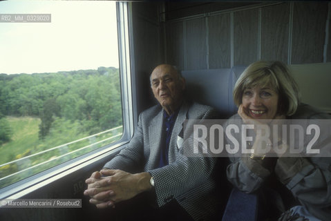 Hungarian-British conductor Geor Solti and his wife Valery Pits on the train, 1991 / Il direttore dorchestra Georg Solti e sua moglie Valery Pits in treno, 1991 - ©Marcello Mencarini/Rosebud2