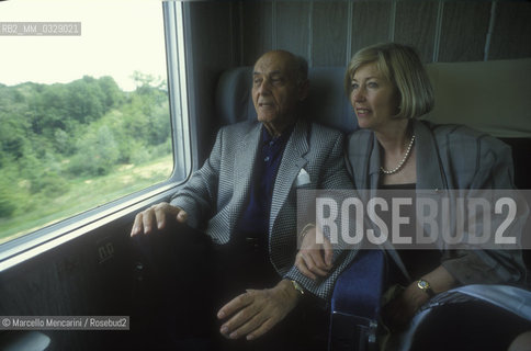 Hungarian-British conductor Geor Solti and his wife Valery Pits on the train, 1991 / Il direttore dorchestra Georg Solti e sua moglie Valery Pits in treno, 1991 - ©Marcello Mencarini/Rosebud2