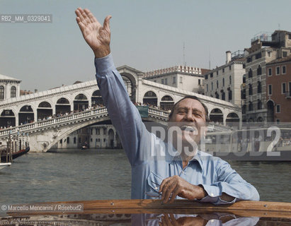 Venice Film Festival 1995. Italian actor Alberto Sordi arriving by speedboat. He will receive the Golden Lion for Lifetime Achievement / Mostra del Cinema di Venezia 1995. Arrivo dellattore Alberto Sordi in motoscafo. Riceverà il Leone doro alla carriera - ©Marcello Mencarini/Rosebud2