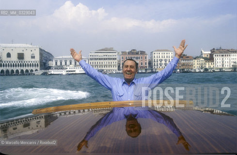 Venice Film Festival 1995. Italian actor Alberto Sordi arriving by speedboat. He will receive the Golden Lion for Lifetime Achievement / Mostra del Cinema di Venezia 1995. Arrivo dellattore Alberto Sordi in motoscafo. Riceverà il Leone doro alla carriera - ©Marcello Mencarini/Rosebud2