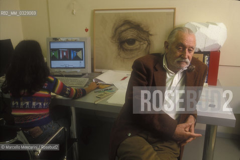 Milan, 1999. Italian designer Ettore Sottsass in his studio / Milano, 1999. Il designer Ettore Sottsass nel suo studio - ©Marcello Mencarini/Rosebud2