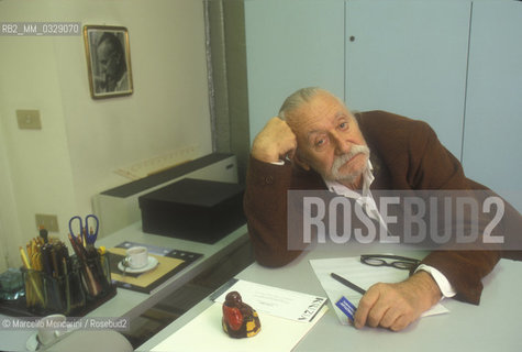 Milan, 1999. Italian designer Ettore Sottsass in his studio / Milano, 1999. Il designer Ettore Sottsass nel suo studio - ©Marcello Mencarini/Rosebud2