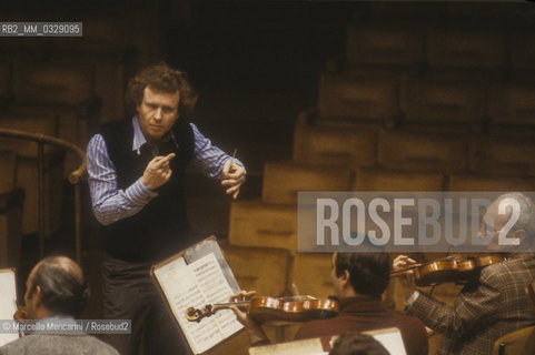 Rome, Pius XII Auditorium (concert hall of the Santa Cecilia Academy Orchestra), about 1980. Dutch conductor Hubert Soudant performin a rehearsal / Roma, Auditorium Pio XII (sede dei concerti dellorchestra dellAccademia nazionale di Santa Cecilia), 1980 circa. Il direttore dorchestra Hubert Soudant durante una prova - ©Marcello Mencarini/Rosebud2