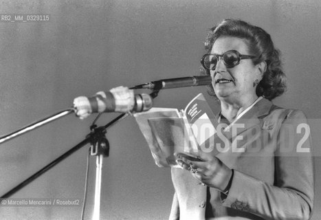 Rome, Piazza di Siena, 1980. Second Festival of the Poets. Italian poet Maria Luisa Spaziani reading some poems of hers/ Roma, piazza di Siena, 1980. Secondo Festival dei poeti. La poetessa Maria Luisa Spaziani legge alcune sue poesie - ©Marcello Mencarini/Rosebud2