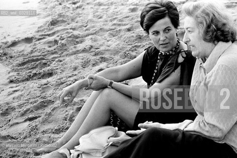 Rome, Castelporziano, 1979. First festival of the Poets. Italian poetess Maria Luisa Spaziani and writer Gina Lagorio talking at the seaside / Roma, Castelporziano, 1979. Primo Festival dei poeti. La poetessa Maria Luisa Spaziani e la scrittrice Gina Lagorio parlano in riva al mare - ©Marcello Mencarini/Rosebud2