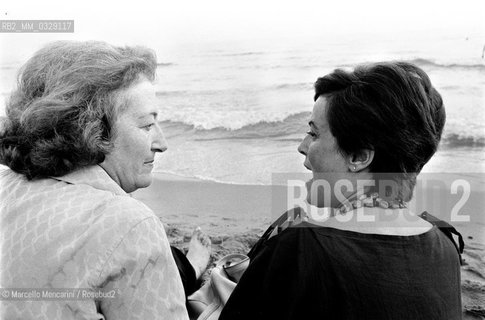 Rome, Castelporziano, 1979. First festival of the Poets. Italian poetess Maria Luisa Spaziani and writer Gina Lagorio talking at the seaside / Roma, Castelporziano, 1979. Primo Festival dei poeti. La poetessa Maria Luisa Spaziani e la scrittrice Gina Lagorio parlano in riva al mare - ©Marcello Mencarini/Rosebud2