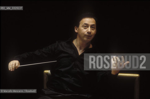 Russian violinist and conductor Vladimir Spivakov conducting (1995) / Il violinista e direttore dorchestra Vladimir Spivakov mentre dirige (1995) - ©Marcello Mencarini/Rosebud2