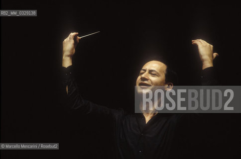 Russian violinist and conductor Vladimir Spivakov conducting (1995) / Il violinista e direttore dorchestra Vladimir Spivakov mentre dirige (1995) - ©Marcello Mencarini/Rosebud2