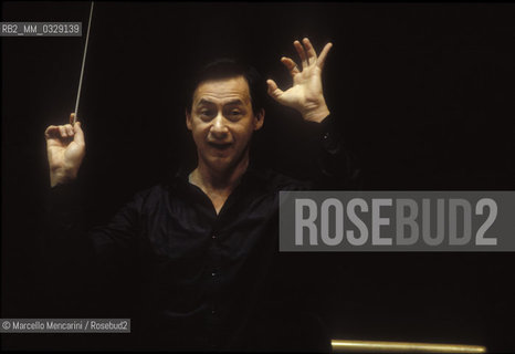 Russian violinist and conductor Vladimir Spivakov conducting (1995) / Il violinista e direttore dorchestra Vladimir Spivakov mentre dirige (1995) - ©Marcello Mencarini/Rosebud2