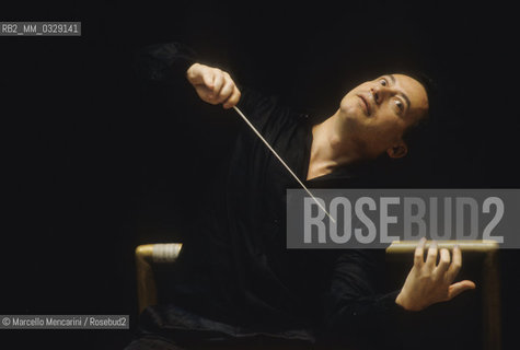 Russian violinist and conductor Vladimir Spivakov conducting (1995) / Il violinista e direttore dorchestra Vladimir Spivakov mentre dirige (1995) - ©Marcello Mencarini/Rosebud2