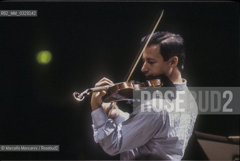 Russian violinist and conductor Vladimir Spivakov playing the violin (1992) / Il violinista e direttore dorchestra Vladimir Spivakov mentre suona il violino (1992) - ©Marcello Mencarini/Rosebud2