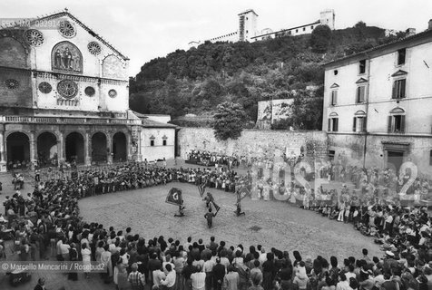 Spoleto, Festival of Two Worlds 1980. Flag flyers show in Cathedral Square / Spoleto, Festival dei due mondi 1980. Spettacolo di sbandieratori in piazza Duomo - ©Marcello Mencarini/Rosebud2