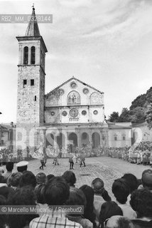 Spoleto, Festival of Two Worlds 1980. Flag flyers show in Cathedral Square / Spoleto, Festival dei due mondi 1980. Spettacolo di sbandieratori in piazza Duomo - ©Marcello Mencarini/Rosebud2