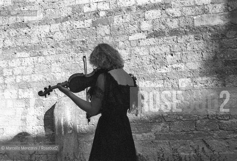 Spoleto, Festival of Two Worlds about 1983. A violinist before a concert / Spoleto, Festival dei due mondi 1983 circa. Una violinista prima di un concerto - ©Marcello Mencarini/Rosebud2