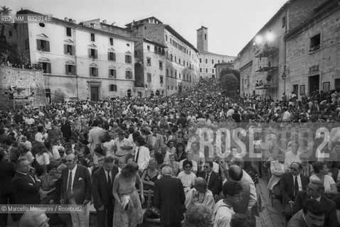 Spoleto, Festival of Two Worlds about 1983. Audience before a concert in Cathedral Square. In the first row, third from rhe left Mario Natale. / Spoleto, Festival dei due mondi 1983 circa. In prima fila, terzo da sinistra, Mario Natale. Pubblico prima di un concerto in piazza Duomo - ©Marcello Mencarini/Rosebud2