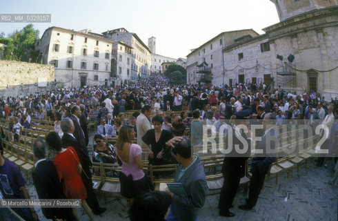 Spoleto, Festival of Two Worlds about 1993. Audience before a concert in Cathedral Square / Spoleto, Festival dei due mondi 1993 circa. Pubblico prima di un concerto in piazza Duomo - ©Marcello Mencarini/Rosebud2