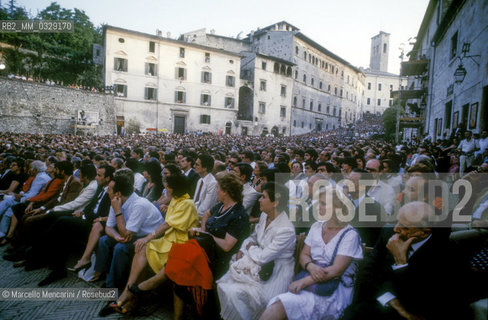 Spoleto, Festival of Two Worlds about 1983. Audience during a concert in Cathedral Square / Spoleto, Festival dei due mondi 1983 circa. Pubblico durante un concerto in piazza Duomo - ©Marcello Mencarini/Rosebud2