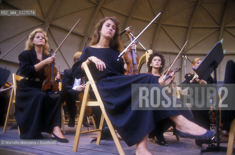 Spoleto, Festival of Two Worlds about 1993. Musicians before a concert in Cathedral Square / Spoleto, Festival dei due mondi 1993 circa. Musicisti prima di un concerto in piazza Duomo - ©Marcello Mencarini/Rosebud2