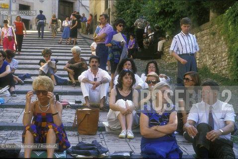 Spoleto, Festival of Two Worlds about 1993. Audience before a concert / Spoleto, Festival dei due mondi 1993 circa. Pubblico prima di un concerto - ©Marcello Mencarini/Rosebud2