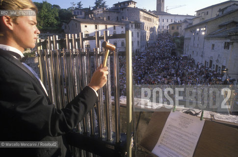 Spoleto, Festival of Two Worlds about 1993. Concert in Cathedral Square. Timpanist / Spoleto, Festival dei due mondi 1993 circa. Concerto in piazza Duomo. Timpanista - ©Marcello Mencarini/Rosebud2