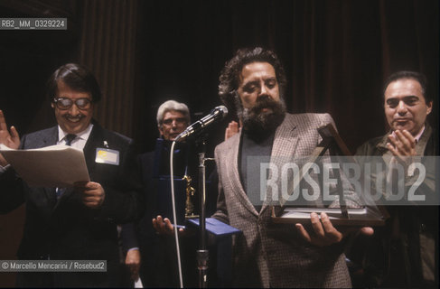 Lucca Comics 1984. Italian cartoonist Sergio Staino receives a prize / Salone del fumetto di Lucca 1984. Il disegnatore e vignettista Sergio Staino mentre riceve un premio - ©Marcello Mencarini/Rosebud2