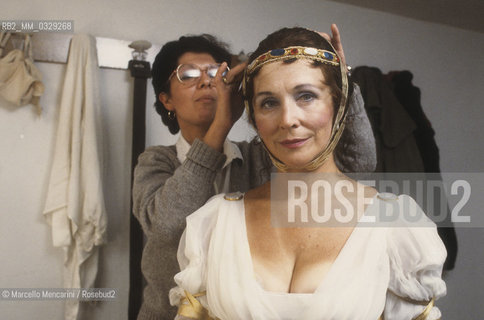 Rome, 1984. American soprano Olivia Stapp in her dressing room before performing as protagonist in Puccinis Tosca, directed by Gigi Proietti  / Roma, 1984. il soprano Olivia Stapp nel suo camerino prima di cantare come protagonista nellopera Tosca, diretta da Gigi Proietti - ©Marcello Mencarini/Rosebud2