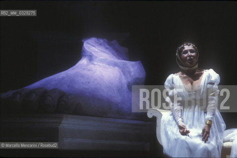 Rome, 1984. American soprano Olivia Stapp performing as protagonist in Puccinis Tosca, directed by Gigi Proietti  / Roma, 1984. il soprano Olivia Stapp mentre canta nel ruolo della protagonista nellopera Tosca, diretta da Gigi Proietti - ©Marcello Mencarini/Rosebud2