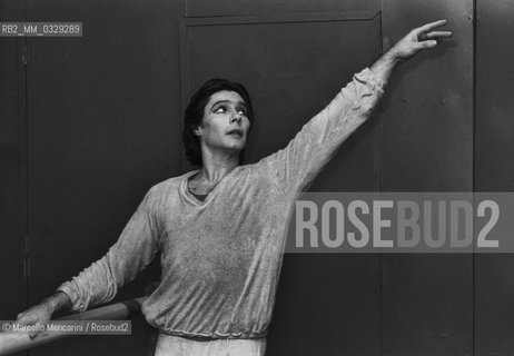 Romanian ballet dancer Marinel Stefanescu during a training (1982) / Il ballerino Marinel Stefanescu durante un allenamento (1982) - ©Marcello Mencarini/Rosebud2