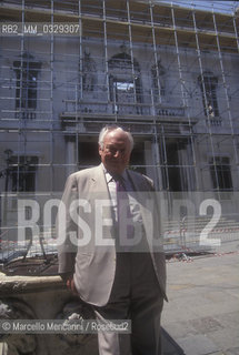 Venice, 1996. Violinist Isaac Stern in front of La Fenice Theater after the fire / Venezia, 1996. Il violinista Isaac Stern davanti al Teatro La Fenice dopo lincendio - ©Marcello Mencarini/Rosebud2