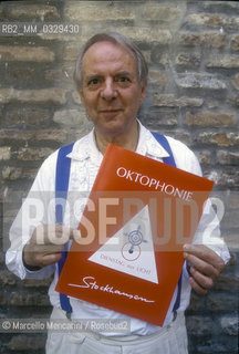 Venice, 1995. German composer Karlheinz Stockhausen holding a score of his electronic-music composition Oktophonie / Venezia, 1995. Il compositore Karlheinz Stockhausen con uno spartito della sua opera Oktophonie - ©Marcello Mencarini/Rosebud2