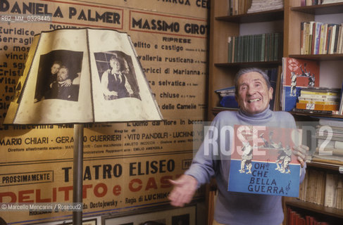 Rome, about 1984. Italian actor Paolo Stoppa holding a playbill of the stage show Oh, che bella guerra! (Oh! What a Lovely War) / Roma, 1984 circa. Lattore Paolo Stoppa mostra la locandina dello spettacolo teatrale Oh, che bella guerra! - ©Marcello Mencarini/Rosebud2