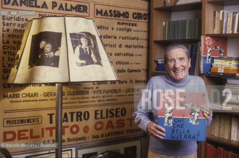 Rome, about 1984. Italian actor Paolo Stoppa holding a playbill of the stage show Oh, che bella guerra! (Oh! What a Lovely War) / Roma, 1984 circa. Lattore Paolo Stoppa mostra la locandina dello spettacolo teatrale Oh, che bella guerra! - ©Marcello Mencarini/Rosebud2