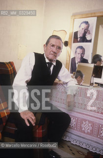 Rome, Eliseo Theater, 1984. Actor Paolo Stoppa in his dressing room before performing in Il biglietto a sonagli (The cap and bells) by Luigi Pirandello, directed by Luigi Squarzina / Roma, Teatro Eliseo, 1984. Lattore Paolo Stoppa prima di entrare in scena nel Berretto a sonagli di Luigi Pirandello diretto da Luigi Squarzina - ©Marcello Mencarini/Rosebud2