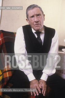 Rome, Eliseo Theater, 1984. Actor Paolo Stoppa in his dressing room before performing in Il biglietto a sonagli (The cap and bells) by Luigi Pirandello, directed by Luigi Squarzina / Roma, Teatro Eliseo, 1984. Lattore Paolo Stoppa prima di entrare in scena nel Berretto a sonagli di Luigi Pirandello diretto da Luigi Squarzina - ©Marcello Mencarini/Rosebud2