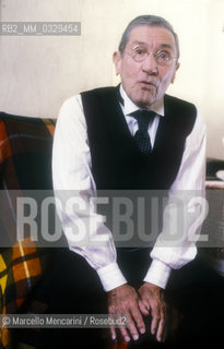 Rome, Eliseo Theater, 1984. Actor Paolo Stoppa in his dressing room before performing in Il biglietto a sonagli (The cap and bells) by Luigi Pirandello, directed by Luigi Squarzina / Roma, Teatro Eliseo, 1984. Lattore Paolo Stoppa prima di entrare in scena nel Berretto a sonagli di Luigi Pirandello diretto da Luigi Squarzina - ©Marcello Mencarini/Rosebud2