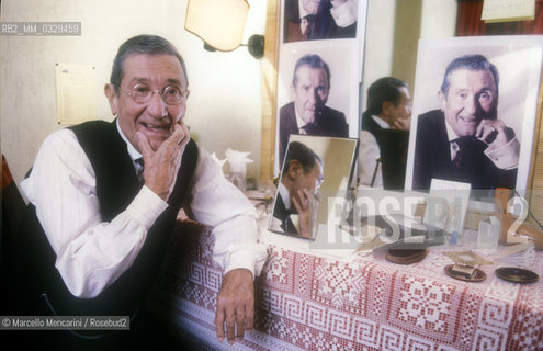 Rome, Eliseo Theater, 1984. Actor Paolo Stoppa in his dressing room before performing in Il biglietto a sonagli (The cap and bells) by Luigi Pirandello, directed by Luigi Squarzina / Roma, Teatro Eliseo, 1984. Lattore Paolo Stoppa prima di entrare in scena nel Berretto a sonagli di Luigi Pirandello diretto da Luigi Squarzina - ©Marcello Mencarini/Rosebud2