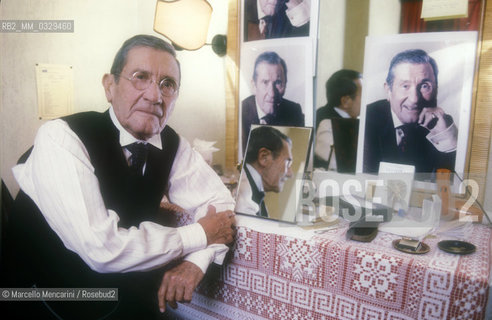 Rome, Eliseo Theater, 1984. Actor Paolo Stoppa in his dressing room before performing in Il biglietto a sonagli (The cap and bells) by Luigi Pirandello, directed by Luigi Squarzina / Roma, Teatro Eliseo, 1984. Lattore Paolo Stoppa prima di entrare in scena nel Berretto a sonagli di Luigi Pirandello diretto da Luigi Squarzina - ©Marcello Mencarini/Rosebud2