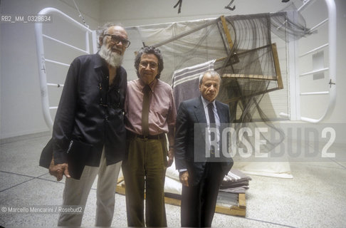 Venice Art Biennale 1993. Artists Emilio Vedova and Antoni Tàpies with art critic Achille Bonito Oliva / Biennale Arte di Venezia 1993. Gli artisti Emilio Vedova e Antoni Tàpies con il critico Achille Bonito Oliva - ©Marcello Mencarini/Rosebud2