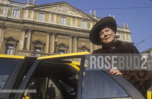 Milan, 1992. Italian soprano Renata Tebaldi in front of La Scala Theater / Milano, 1992. Il soprano Renata Tebaldi davanti al Teatro La Scala - ©Marcello Mencarini/Rosebud2