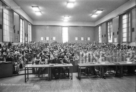 Rome, la Sapienza University, 1980. Students at a lecture by writer Giovanni Testori / Roma, Università La Sapienza, 1980. Studenti che assistono a una conferenza di Giovanni Testori - ©Marcello Mencarini/Rosebud2