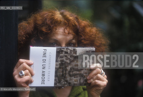 Rome, 1988. French-American writer Catherine Texier showing the Italian edition of her book The End of a Love Story / Roma, 1998. La scrittrice Catherine Texier mostra il suo libro La fine di un amore - ©Marcello Mencarini/Rosebud2