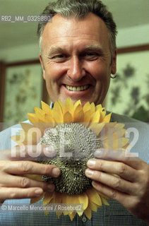 Turin, December 6, 2000. British artist Stuart Thornton in his studio where he composes his botanicals / Torino, 6 dicembre 2000. Lartista inglese Stuart Thornton nel suo studio dove compone i suoi erbari - ©Marcello Mencarini/Rosebud2