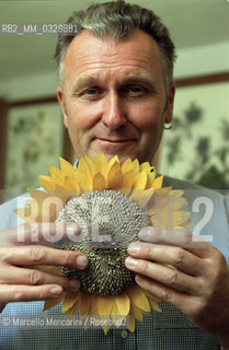 Turin, December 6, 2000. British artist Stuart Thornton in his studio where he composes his botanicals / Torino, 6 dicembre 2000. Lartista inglese Stuart Thornton nel suo studio dove compone i suoi erbari - ©Marcello Mencarini/Rosebud2