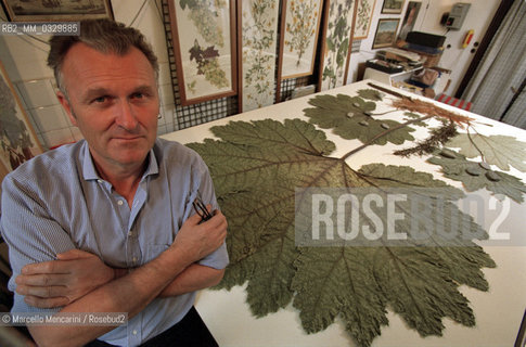 Turin, December 6, 2000. British artist Stuart Thornton in his studio where he composes his botanicals / Torino, 6 dicembre 2000. Lartista inglese Stuart Thornton nel suo studio dove compone i suoi erbari - ©Marcello Mencarini/Rosebud2