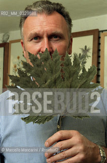 Turin, December 6, 2000. British artist Stuart Thornton in his studio where he composes his botanicals / Torino, 6 dicembre 2000. Lartista inglese Stuart Thornton nel suo studio dove compone i suoi erbari - ©Marcello Mencarini/Rosebud2