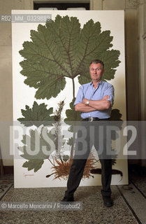 Turin, December 6, 2000. British artist Stuart Thornton in his studio where he composes his botanicals / Torino, 6 dicembre 2000. Lartista inglese Stuart Thornton nel suo studio dove compone i suoi erbari - ©Marcello Mencarini/Rosebud2