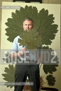 Turin, December 6, 2000. British artist Stuart Thornton in his studio where he composes his botanicals / Torino, 6 dicembre 2000. Lartista inglese Stuart Thornton nel suo studio dove compone i suoi erbari - ©Marcello Mencarini/Rosebud2