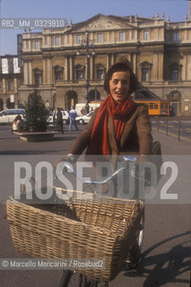 Milano 1998. Daria Tinelli Rocca, presidente della Fondazione del Teatro alla Scala, davanti al teatro  / Milan 1998, President of La Scala Theater Foundation Daria Tinelli Rocca, in front of La Scala - ©Marcello Mencarini/Rosebud2